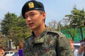 韩国当兵的男明星